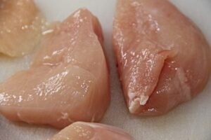 Projeto brasileiro desenvolve carne de frango em laboratório